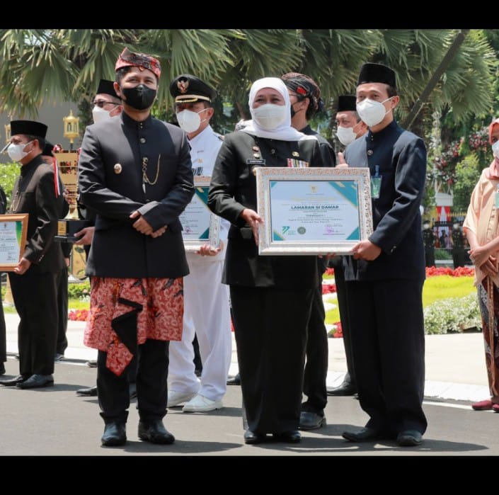 Penyerahan Piagam Penghargaan Juara 1 INOTEK AWARD Tingkat Provinsi Jatim tahun 2022 oleh Gubernur Jatim